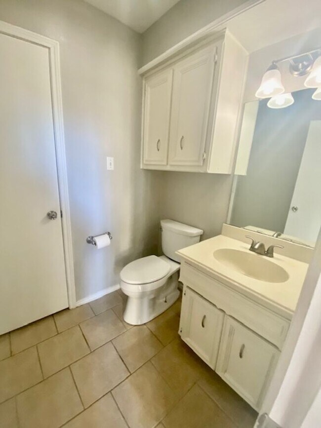 Building Photo - 2 Bedroom Townhouse near Tennis Center