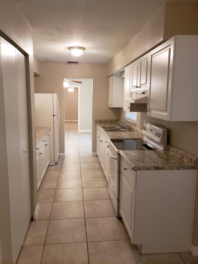 Building Photo - 3 Bed, 2 Bath, 1 Car garage.