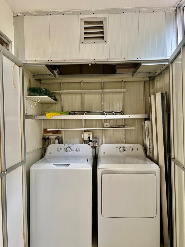 Building Photo - 690 Saxony Way