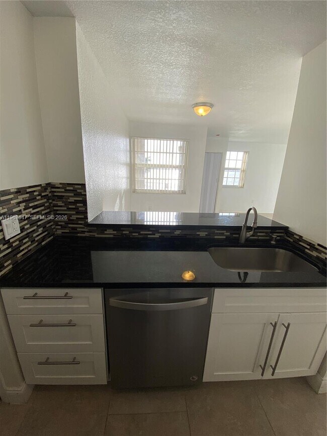 Building Photo - 2841 N Oakland Forest Dr