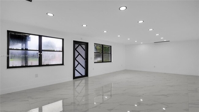 Building Photo - 2413 Gulfstream Ln