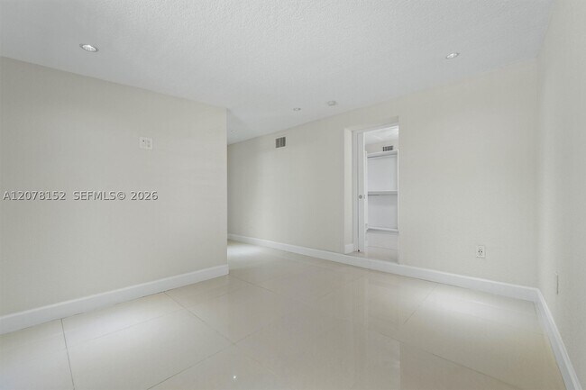 Building Photo - 292 E 55th St