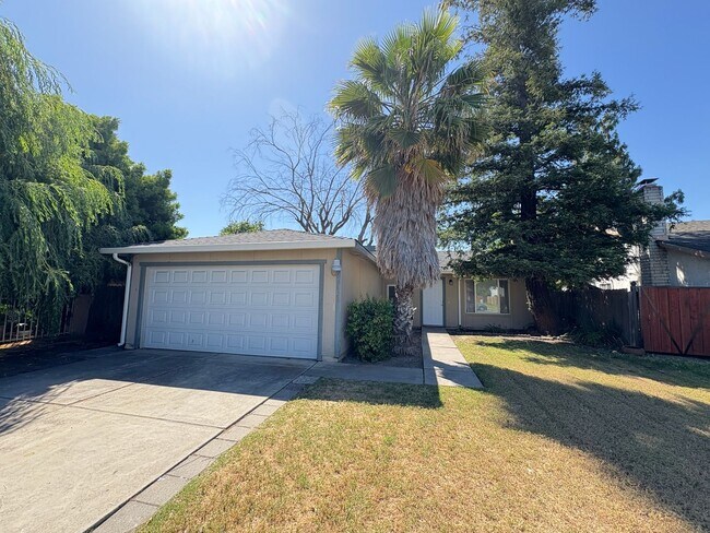 Building Photo - Updated 3 Bed, 2 Bath Single-Story Home