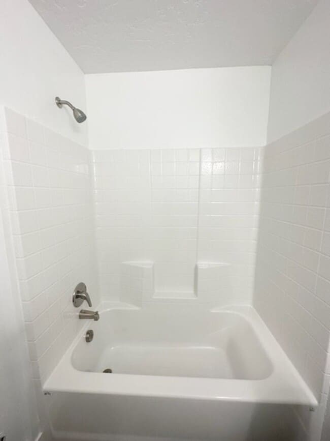 Building Photo - 1553 Clear Creek Dr
