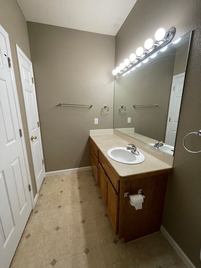 Building Photo - Charming Main Floor Condo in Water Valley