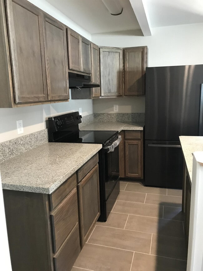 Building Photo - Beautiful 4 bedroom 2.5 bath townhome