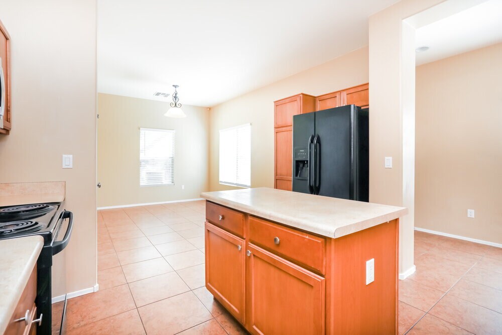Building Photo - 526 W Calle Sombra Linda