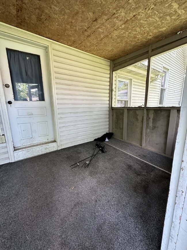 Building Photo - 3 bed 1 bath close to UWEC and Water St! Available June 1st