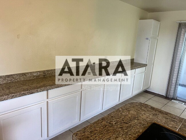 Building Photo - 270 Country Club Dr