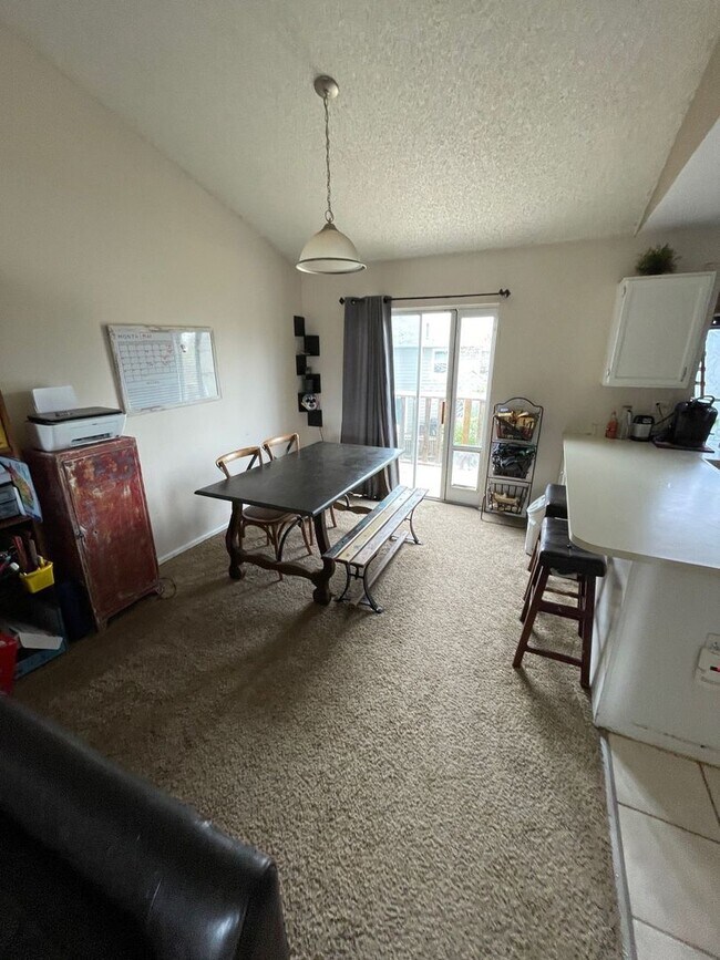 Building Photo - Beautiful Split Level Home in Waneka Lake ...