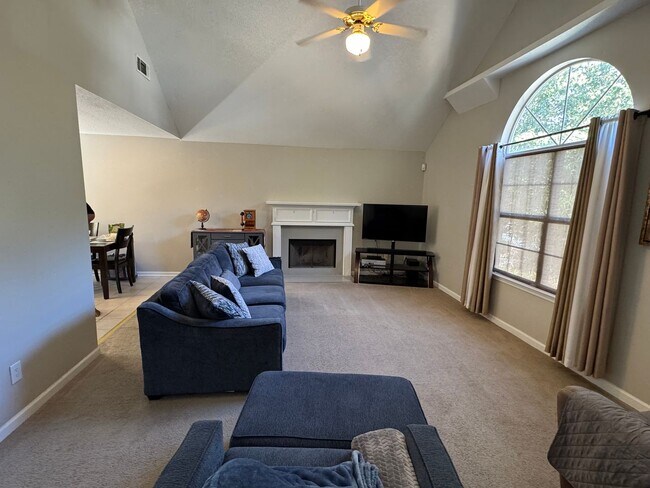 Building Photo - Beautiful 3 Bedroom 2 Bath Home Close to I...