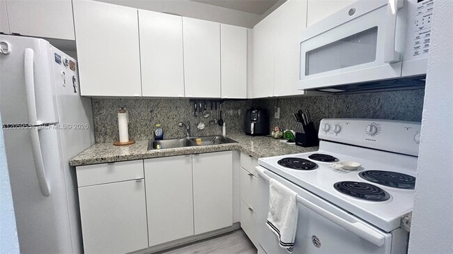 Building Photo - 2899 Collins Ave