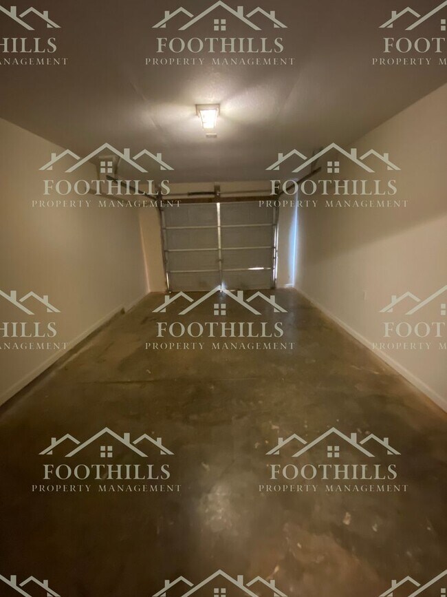 Building Photo - Single Family Home with Attached Garage