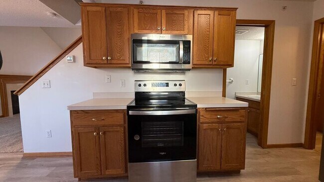 Building Photo - 2755 Ranchview Ln N