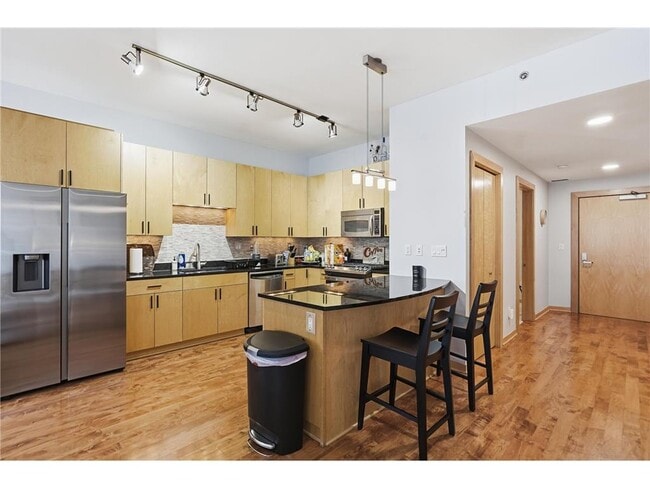 Building Photo - 215 10th Ave S