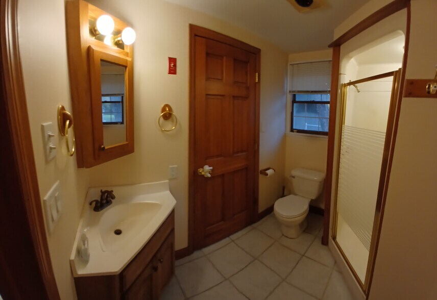 Bathroom - 1st Floor - 57 Brook St