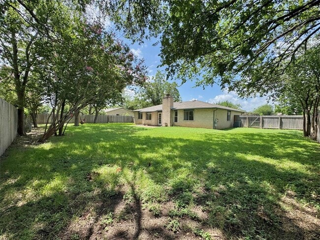 Building Photo - 1501 Greenfield Dr