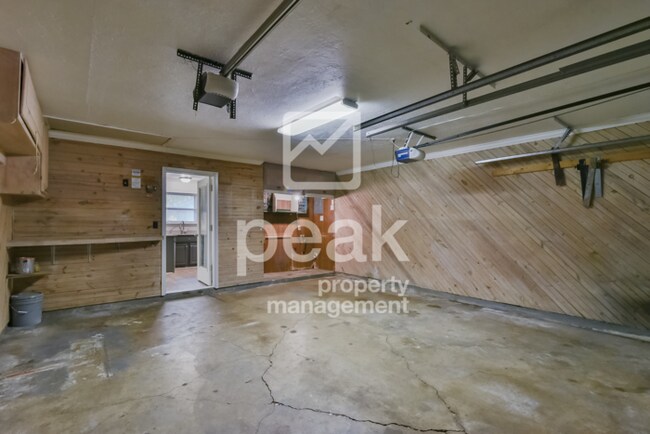 Building Photo - $1799! 3Bed home! 2 YEAR LEASE OPTION! App...