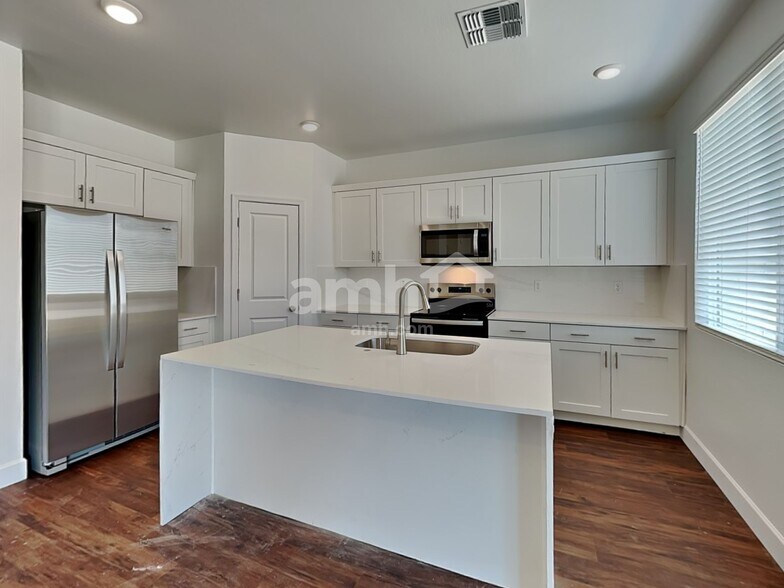 Building Photo - 17116 W Townley Ave