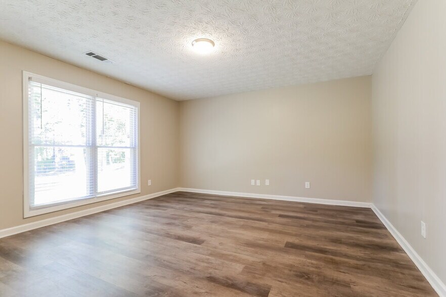 Building Photo - 350 Paris Dr