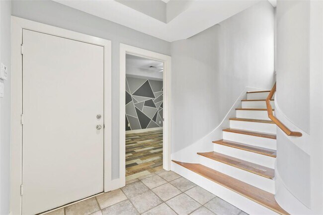 Building Photo - 1604 Reinerman St