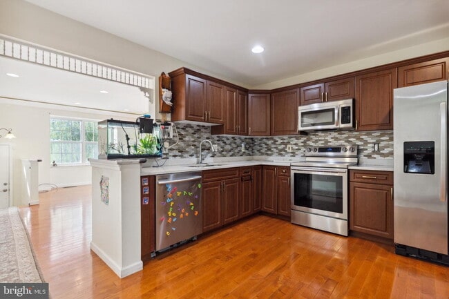 Building Photo - Amazing Opportunity to RENT This beautiful updated 3 levels TH. 3 beds and 3 .5 baths.