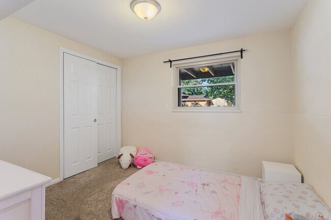 Building Photo - 4 Bed 2 Bath Near Fort Carson!