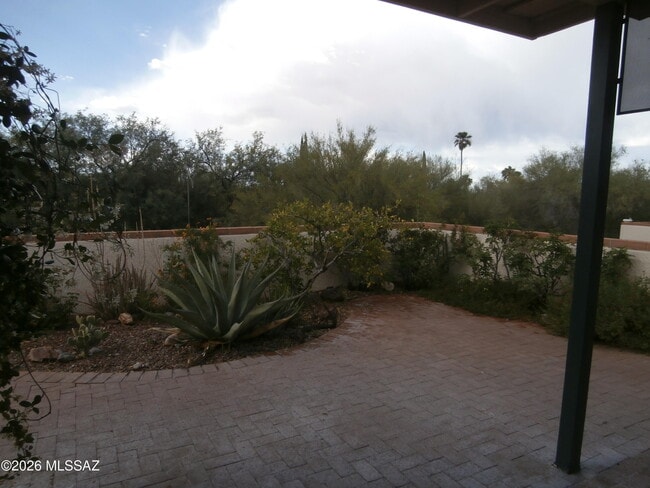 Building Photo - 870 W Calle de Emilia