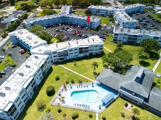 Building Photo - 2200 Park Ln