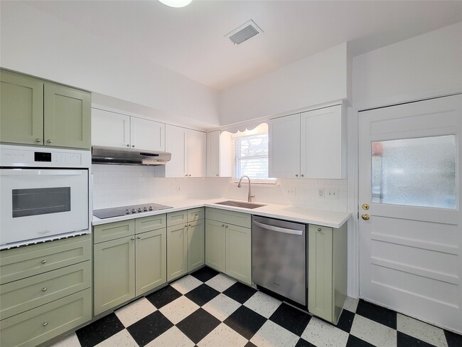 Building Photo - 1728 Hawthorne St