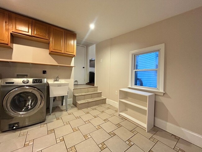 Building Photo - Welcome to this charming home in the desirable cul-de-sac of Hampton, VA. "ASK ABOUT OUR ZERO DEP...