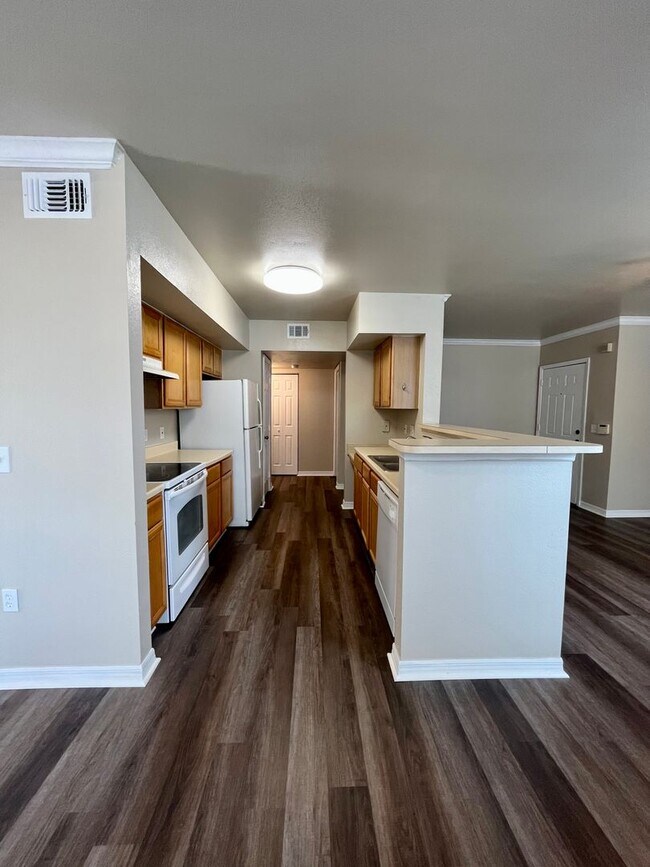 Building Photo - 3/2 unit becoming available June 1st for an annual lease