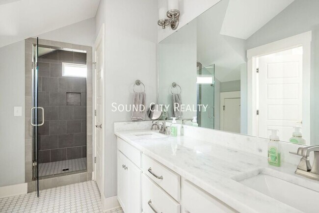 Building Photo - 606B Eastboro Dr