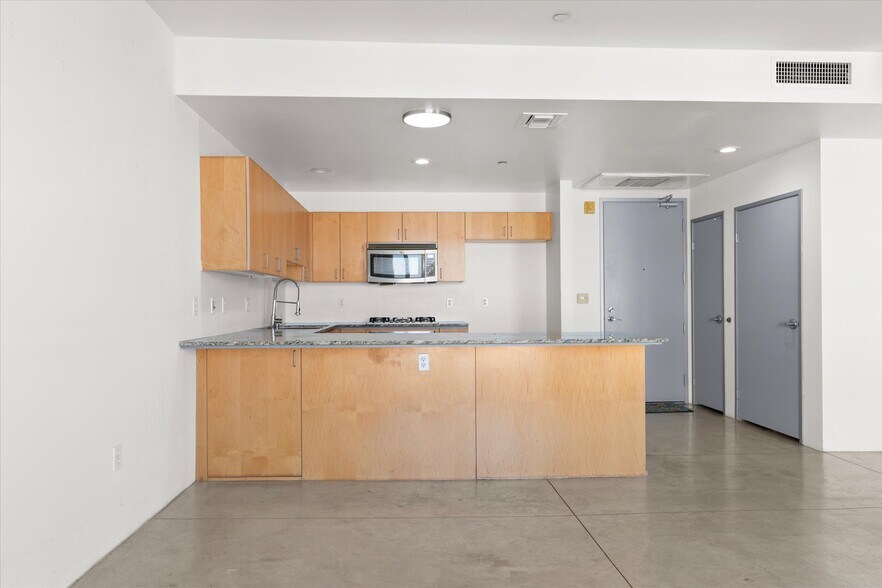 Building Photo - 285 W 6th St