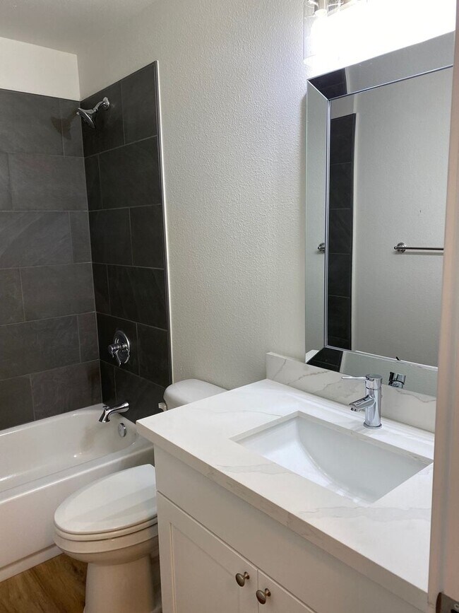 Building Photo - Updated 2bed/1bath Apartment in Prime Redmond Location!