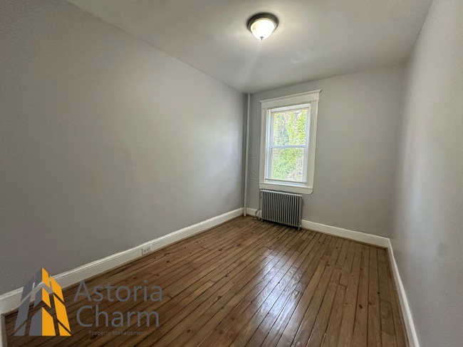 Building Photo - 4 bedroom 1 bath or 3 bedroom + den AVAILA...