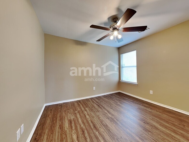 Building Photo - 1102 Longhorn Ln