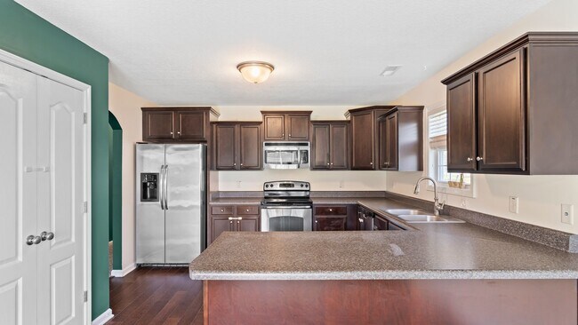 Building Photo - Charming 3BR Home in Carolina Plantation with Fenced Yard & 2-Car Garage