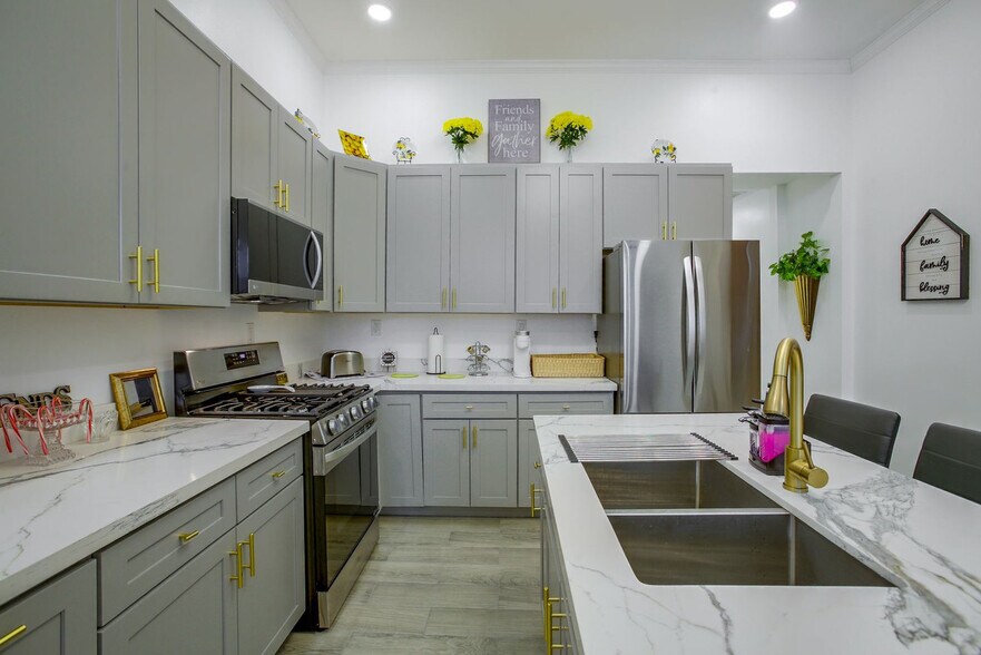 Building Photo - 2711 Baronne St