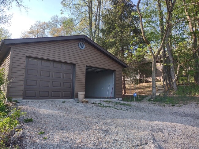 Building Photo - 72 Goose Hollow Rd
