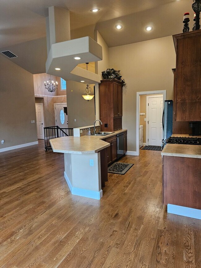 Building Photo - Townhouse located near Canyon Rim Parkway ...