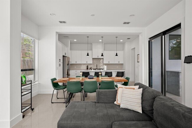 Building Photo - 1006 Winsted Ln