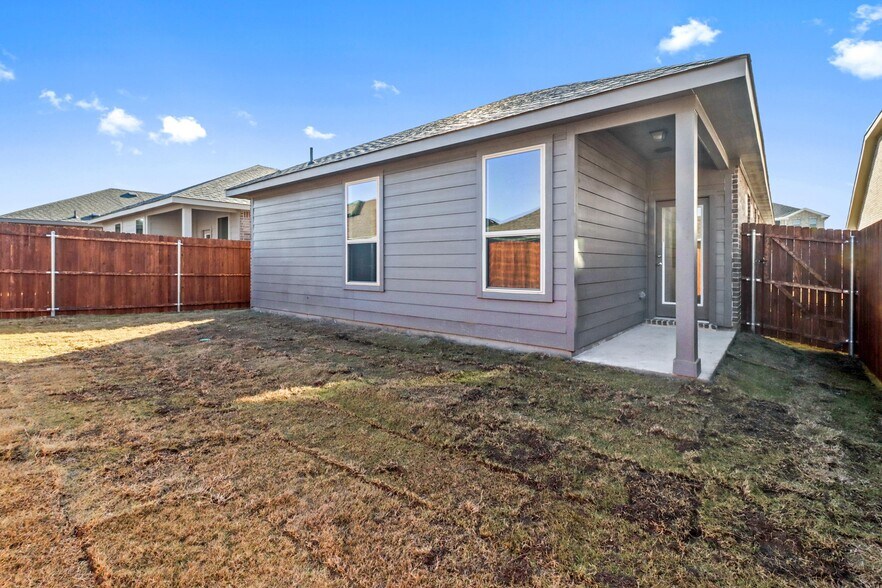 Building Photo - 3308 Dahlia Dr