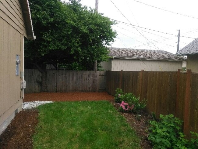 Building Photo - 3-Bedroom 2.5-Bathroom home in Eugene