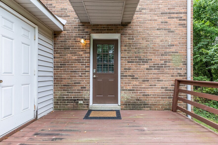 Building Photo - 611 Doane Dr