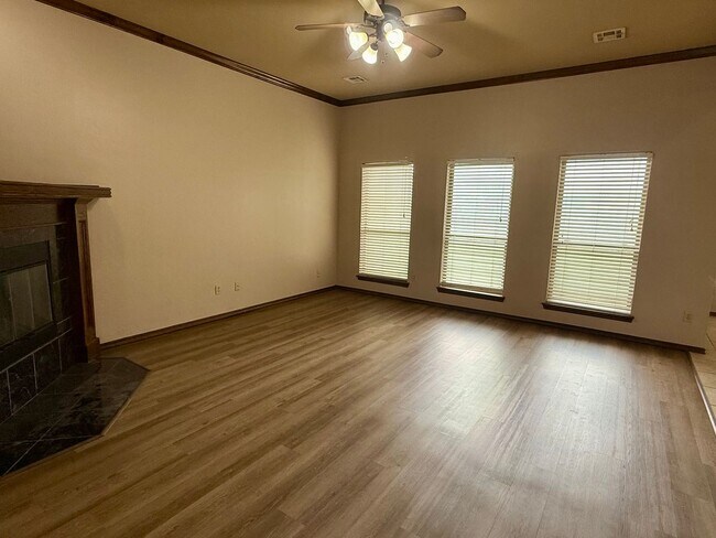 Building Photo - Beautiful 4 Bed 3 Bath Home with Great Loc...