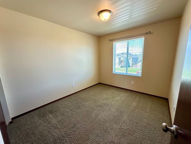 Building Photo - Large 5 Bedroom Home - North of CWU