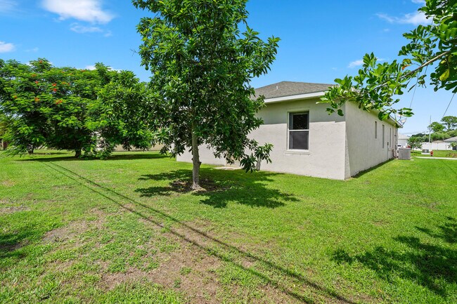 Building Photo - 1092 SW Majorca Ave