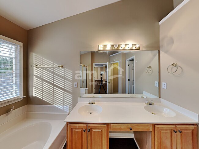 Building Photo - 1029 Chatsworth Ln