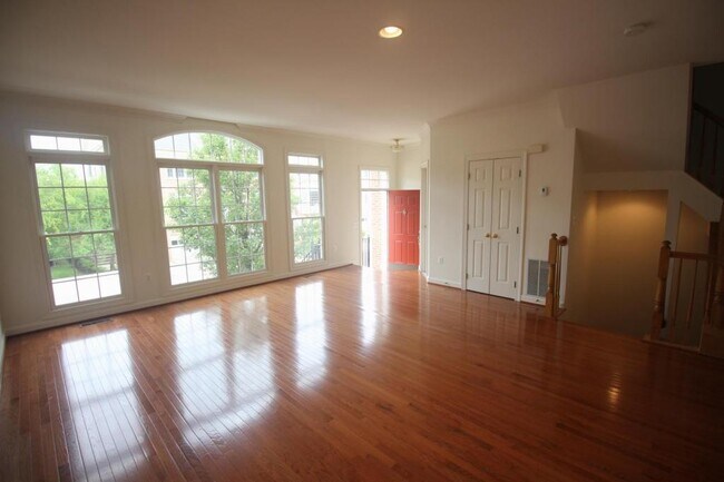 Building Photo - 4555 Fair Valley Dr